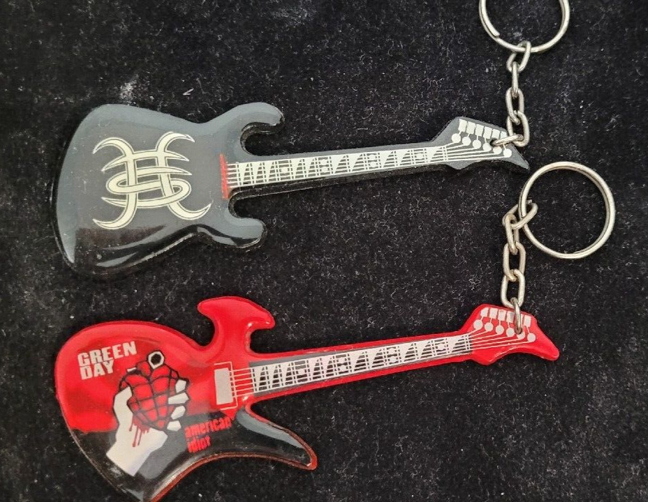 LOT OF 2 PLASTIC GUITAR KEYCHAINS GREEN DAY RED & BLACK