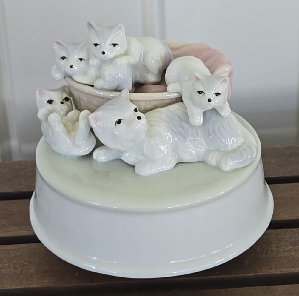 Vintage Summit Collection Music Box Mother Cat Kittens Love Makes World Go Round