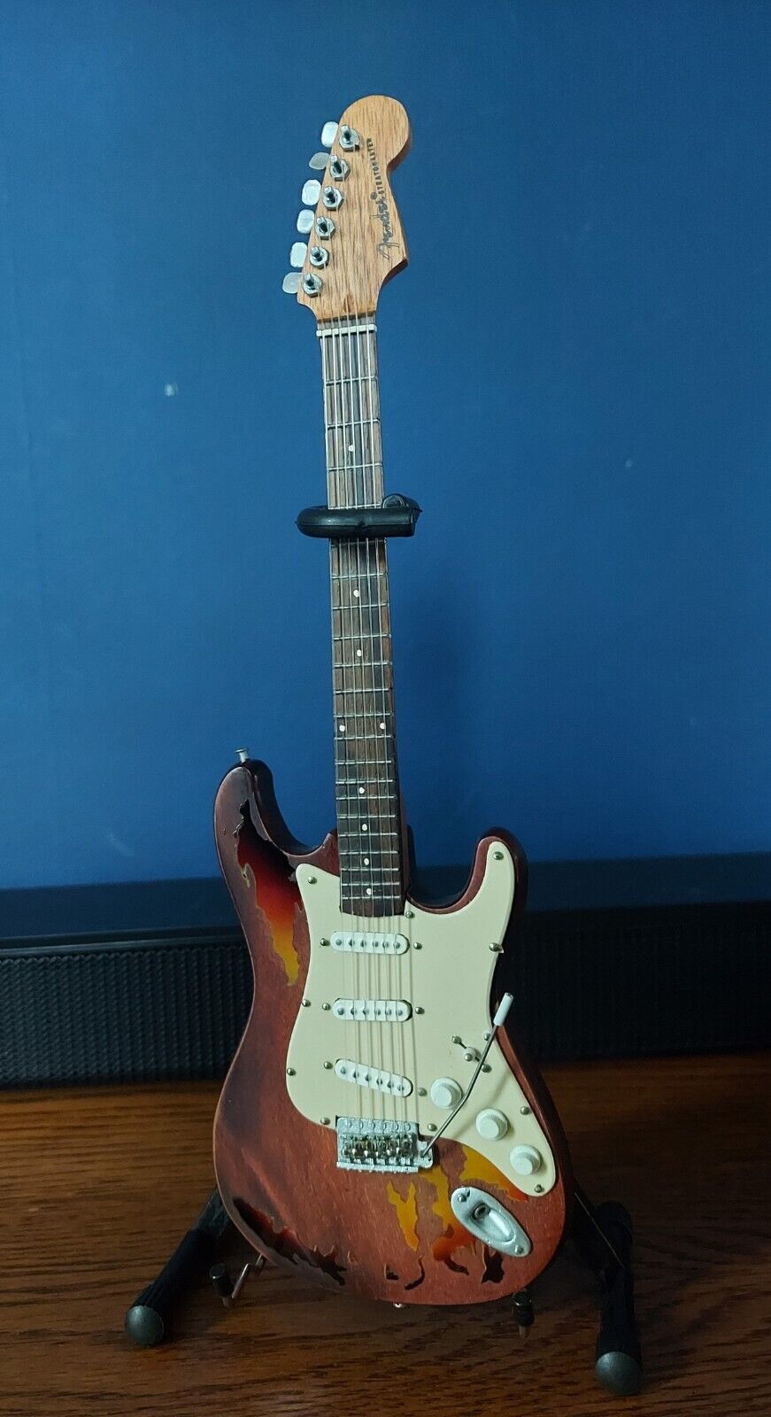 Axe Heaven Fender Stratocaster Sunburst Distressed Mini Guitar Replica - FS-010
