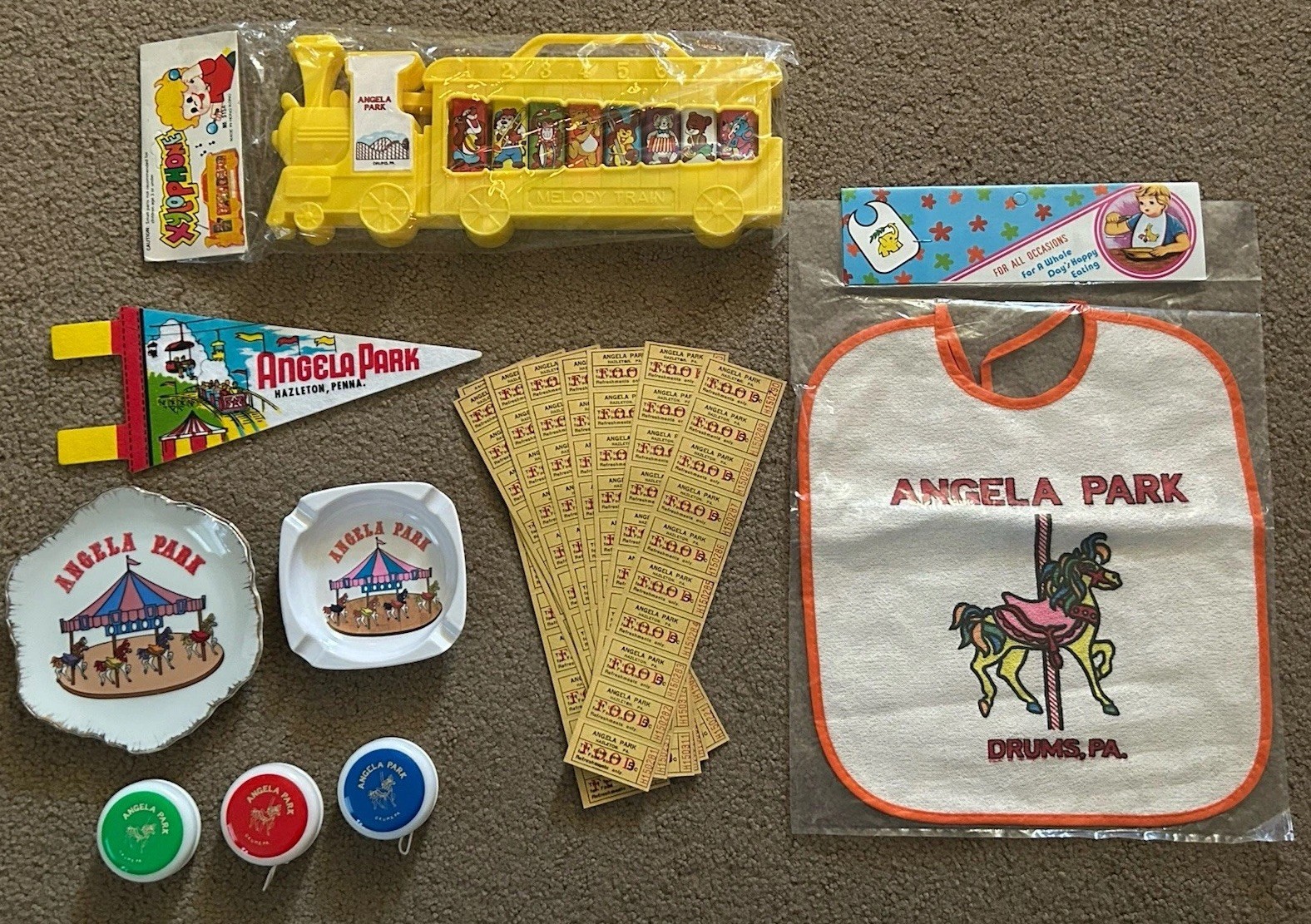 VINTAGE ANGELA PARK DRUMS PA AMUSEMENT PARK SOUVENIR MEMORABILIA LOT YO-YOS, BIB