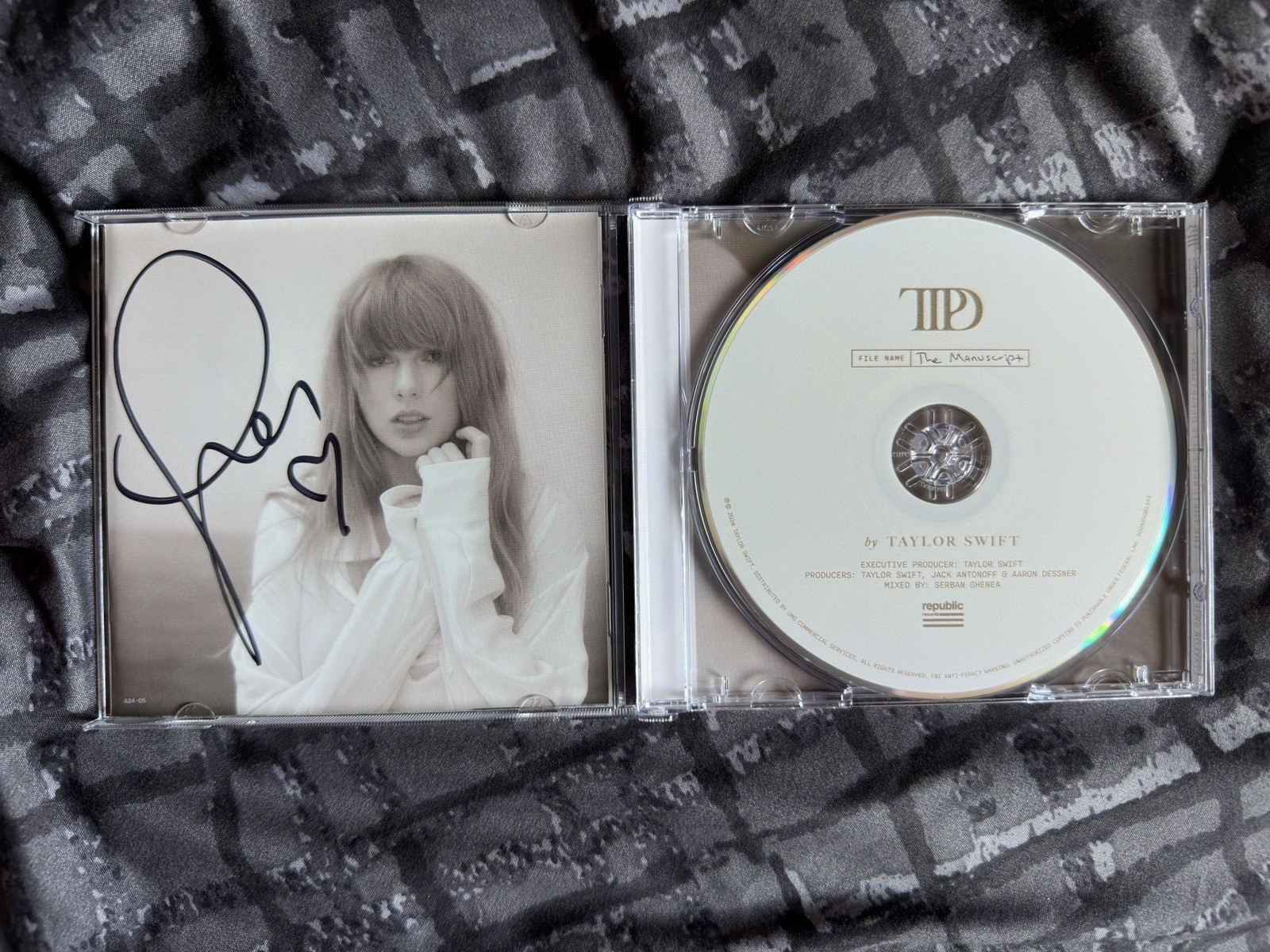 Taylor Swift The Tortured Poets Department CD - Hand Signed With Heart Rare 🔥