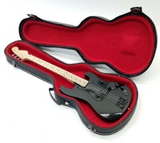 Mini Guitar Roger Waters black bass + hard case box model 1:4 miniature gadget picture