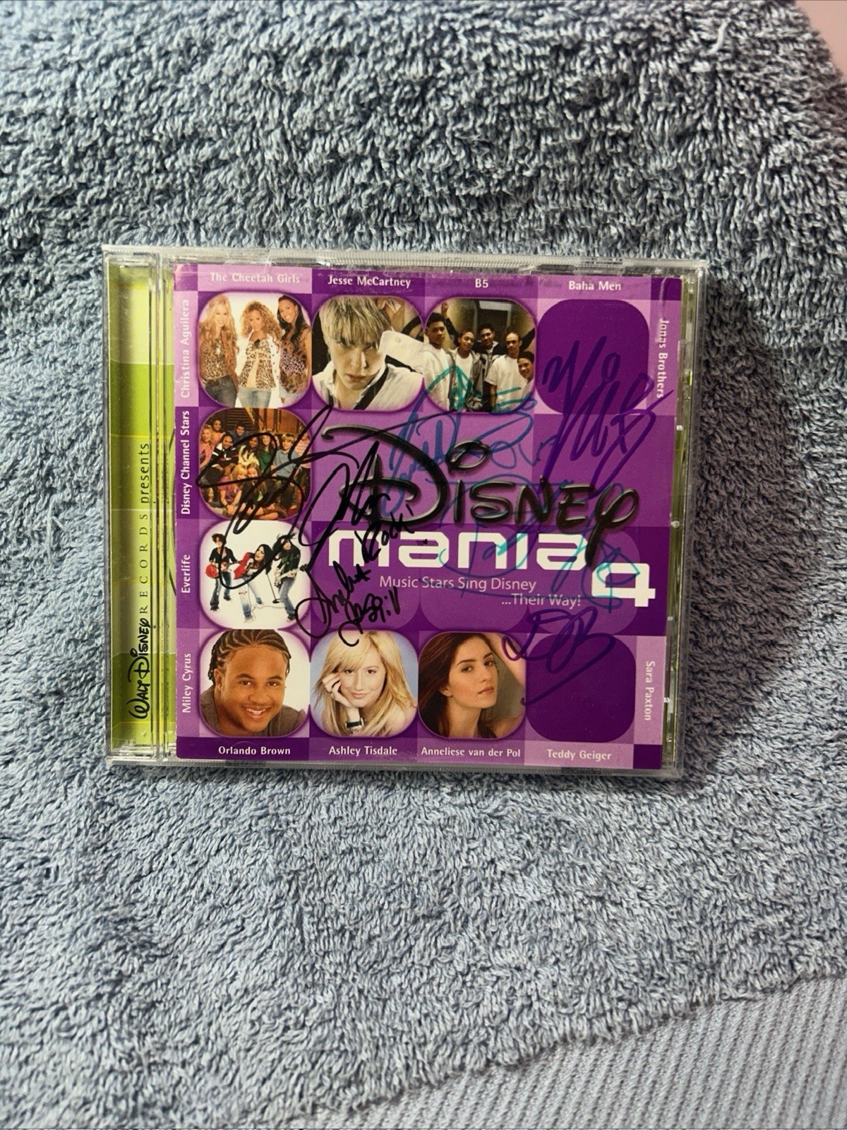 Disney Mania 4 CD. Miley Cyrus Christina Aguilera See Pics. Has autographs. (36)